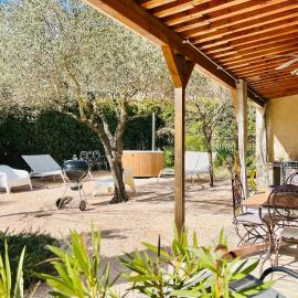 House with nice garden, downtown by walk, hotel in Vaison-la-Romaine