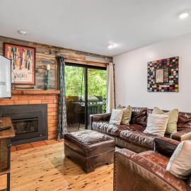 Modern Mountain Riverfront Condo, Walk to Lift – hotel w mieście Avon