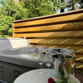 Ceridwen 6 - Hot Tub-Luxury-Pets-Perthshire-Romantic-Dundee, hotel u gradu Pert