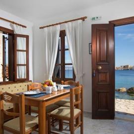 Charming Waterfront Studio with swimming access