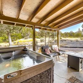 Peaceful Strawberry Cabin: Fire Pit & Hot Tub, hotel en Pine