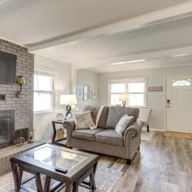 Walkable & Updated Nevada Home: Family Friendly!, hotel em Nevada
