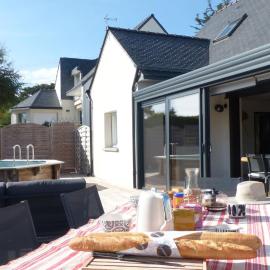 Confortable maison avec piscine a Larmor Baden, hotell i Larmor-Baden