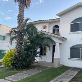 Residencia con alberca privada y jacuzzi en Lomas de Cocoyoc, hótel í Oaxtepec