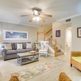 Old Town Bay St Louis Townhome: Walk to Beach、ベイセントルイスのホテル