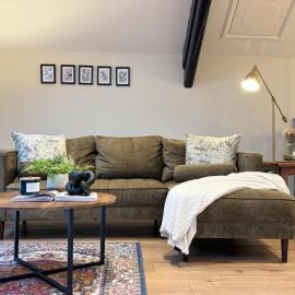 Welsh Sunday School on Anglesey - Garden with Sea Views near Beach - Dog Friendly - Sleeps 6 - 3 Bedrooms، فندق في أمليتش