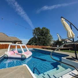 Relax in Style 5BR Home Hot Tub & Games, отель в Омахе