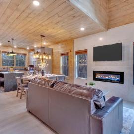 Honeybear Hideaways - Luxury and Spacious Cabin in Smoky Mountain with Indoor Pool, Hot Tub and Game Room