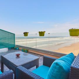 Amwaj Apt - Surf and Fun Beachfront Stay With Balcony