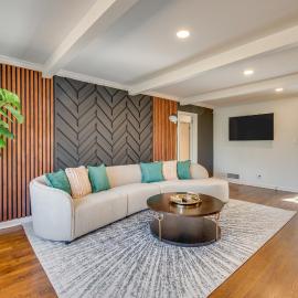 Mid-Century Buckhead Home, 6 Mi to Mercedes-Benz!，亞特蘭大的飯店