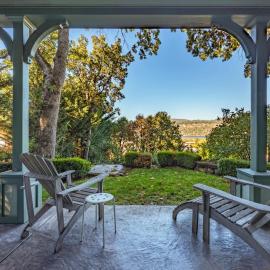 Historic Hood River Retreat with Stunning Gorge Views - Roe Parker House, מלון בהוד ריבר