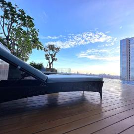 Lavish The Peak 2BR Apartment in Tunjungan Plaza 5 Surabaya City Centre by Le Ciel Hospitality، فندق في سورابايا