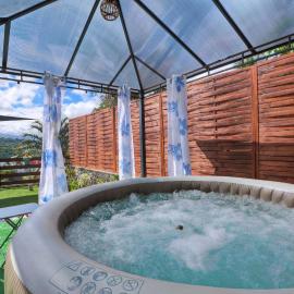 Ti kaz bourbon vanille - Vue montagne jacuzzi, hotel in Entre-Deux