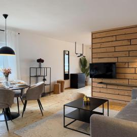 Kuckucksnest mit Sonnenbalkon am Wald mit Grillplatz، فندق في لينزكيرش