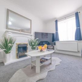 Sleeps 5 - Private Garden- Free Parking, hotel v destinaci Corby