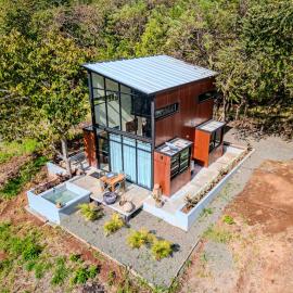 Charming Tiny House with Small Pool & Fire Pit, hotel a Lagartero