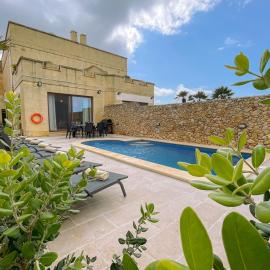 Villa Fieldview - Gozo Holiday Home, hotelli kohteessa Għarb