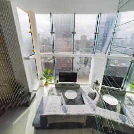 Skyline Views 3BR Duplex - Pool, Gym & Parking, Hotel in Manchester