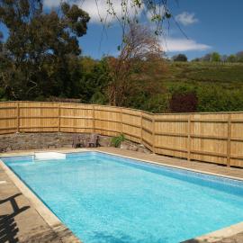 Farm Stay with animal experiences, 30 minutes to Exmoor & Beaches, Pet friendly, Outdoor heated pool, Games barn, fast WiFi and parking, hotel in Barnstaple