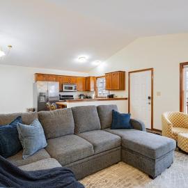 Comfort Awaits at Cozy Get Away - Dog Friendly, hotel em Akron