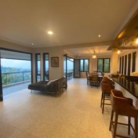Villa Alleira Lembang Bandung Mountain View Include BBQ & Bornfair Facility, hotel u gradu Ciburial