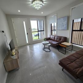 Center of Rouse Hill house with back yd، فندق في Riverstone