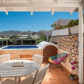 Villa Helena Santorini- Private Plunge Pool & BBQ, viešbutis mieste Mesarija