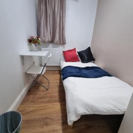 Single room Hayes, Heathrow, London, Free parking, готель у місті Гейс