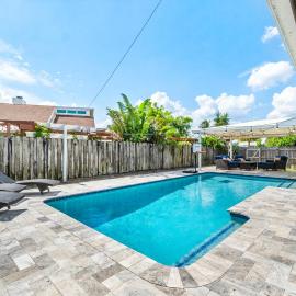 Bright and Comfy 5 Star Location with a Heated Pool, hotel a Wellington