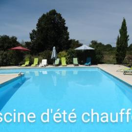 La Petite Grange gîte climatisé plain-pied 3 chambres 5 personnes 2 toilettes, parking, WIFI, piscine d'été chauffée à partager, Animaux acceptés Gîte en pleine nature, hotelli kohteessa Lorignac