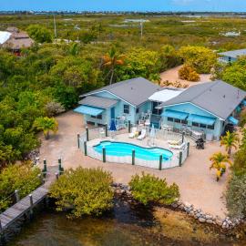 Waterfront Beach House with Dock & Heated Pool, מלון בSummerland Key