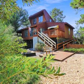 Admiral Benbow - contemporary home with shared boat ramp, khách sạn ở Deep Hole