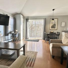 2 BR Home w/ Pondside View Backyard [Maine Escape]