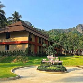 Tonsai Bay Resort، فندق في شاطئ تونساي