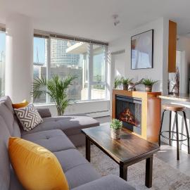 Stylish 2BD Condo in Downtown with Marina View, hotell Vancouveris