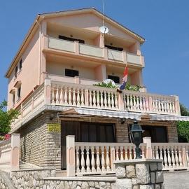 Apartments with parking space Lopar, Rab - 23747, hotelli kohteessa Lopar