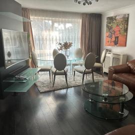 Charming Flat in North London، فندق في إدمونتون
