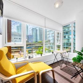 Stylish Condo in Downtown, hótel í Vancouver