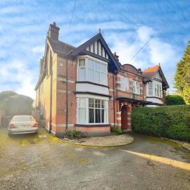 House-Sleeps10-HotTub-Garden-Parking-10minToTown, hotel in Burton upon Trent