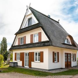 C 4 Reethaus ELSA mit Außenwhirlpool und Sauna, hotel in Gramkow