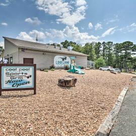 4 Mi to Greers Ferry Lake: Condo w/ Deck & Balcony, hotel u gradu Fairfield Bay