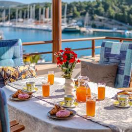 Moenia Apartments, hotel di Milna