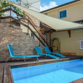 Lovely Apartment In Veli Brgud With Wifi