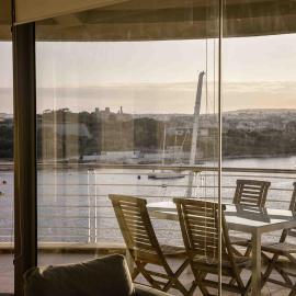 Seafront condo with a view of Valletta, hotel v mestu Il-Gżira taʼ Forti Manoel