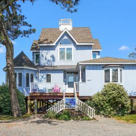 Blue Pointe Bayside - Cozy, Waterfront home!, khách sạn ở Deep Hole