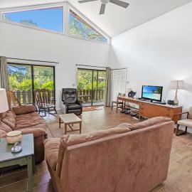 Endless Summer - Pet friendly with screened porch!, hotel u gradu 'Deep Hole'
