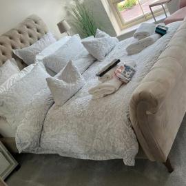 Sleeps 7, entire apartment,with restaurant next door