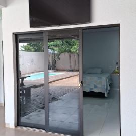 Check-in AUTÔNOMO e Privacidade em Hidro, piscina, casa, garagem até 2, até 3 quartos e 3 ar, 2 banheiros, churrasqueira, máquina de lavar roupas, roupa de cama, todos privativos, insira valor 3 hóspedes e abrimos 2 quartos, já 5 hóspedes usam 3Q โรงแรมในซอร์ฮิโซ