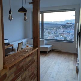 Apartment with sunset view over Bratislava、Nivyのホテル