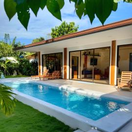 Gated luxury Casa Bodhi - Villa Hamsa & Shanti Tiny Houses 5min to the beach, hotel din Puerto Viejo